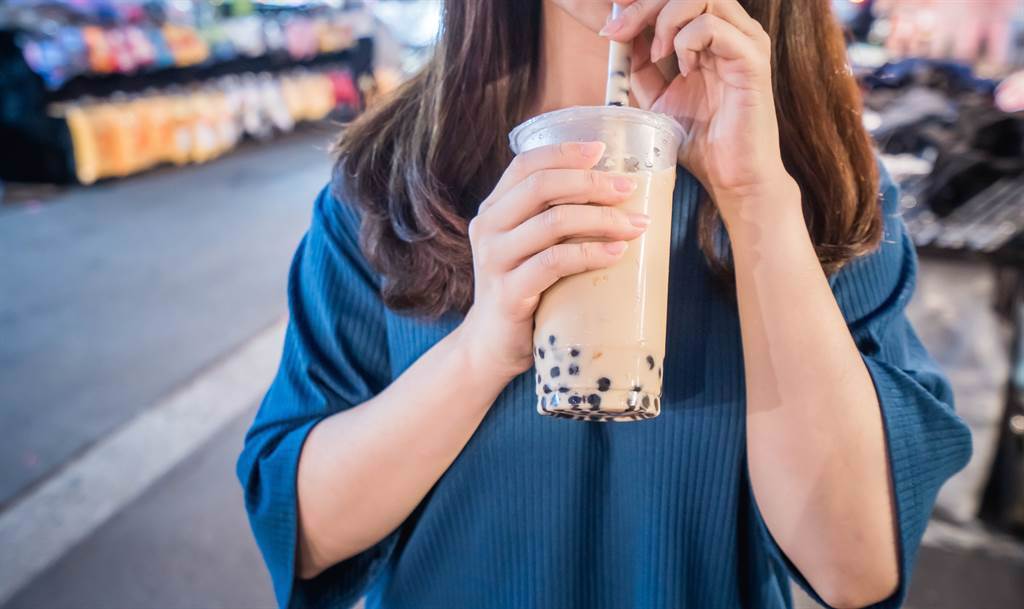 網友買奶茶加芋圓要求分裝，見奶茶沒加滿大罵店家「偷工減料」。(圖/中時新聞網)
