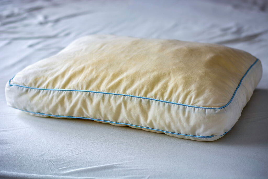日本網友近日清洗躺了一年的枕頭，沒想到竟流出詭異黑水，還有白色皮脂浮在表面。(示意圖/達志影像)