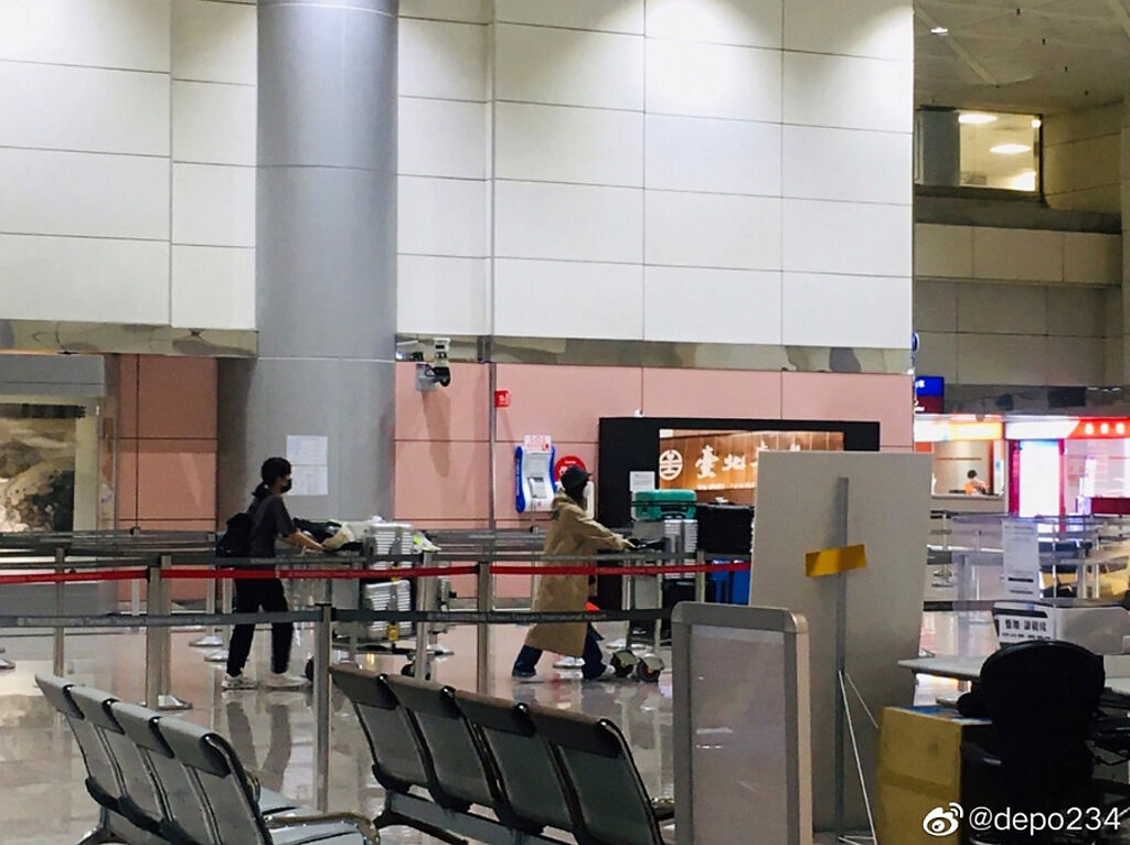 有粉絲分享在桃園機場巧遇王心凌照片，發現她悄悄回台了。(圖/ 摘自微博)