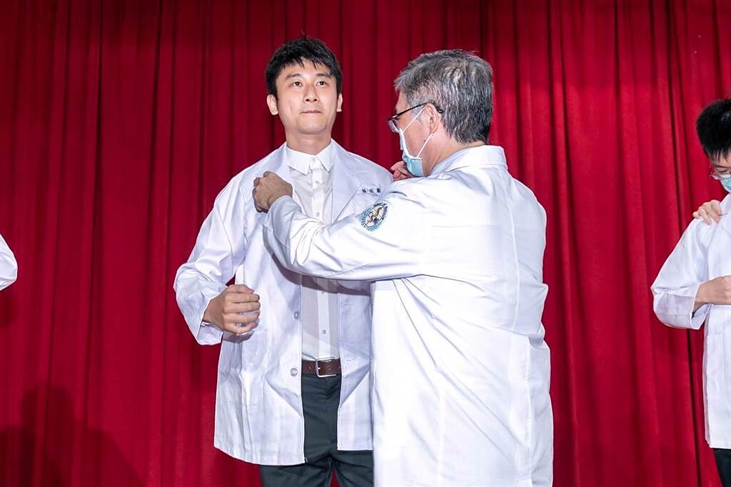 搶救命危司機的林佑叡為輔大醫學院大五學生，他表示救人是身為醫學生的使命。（輔大醫院提供）