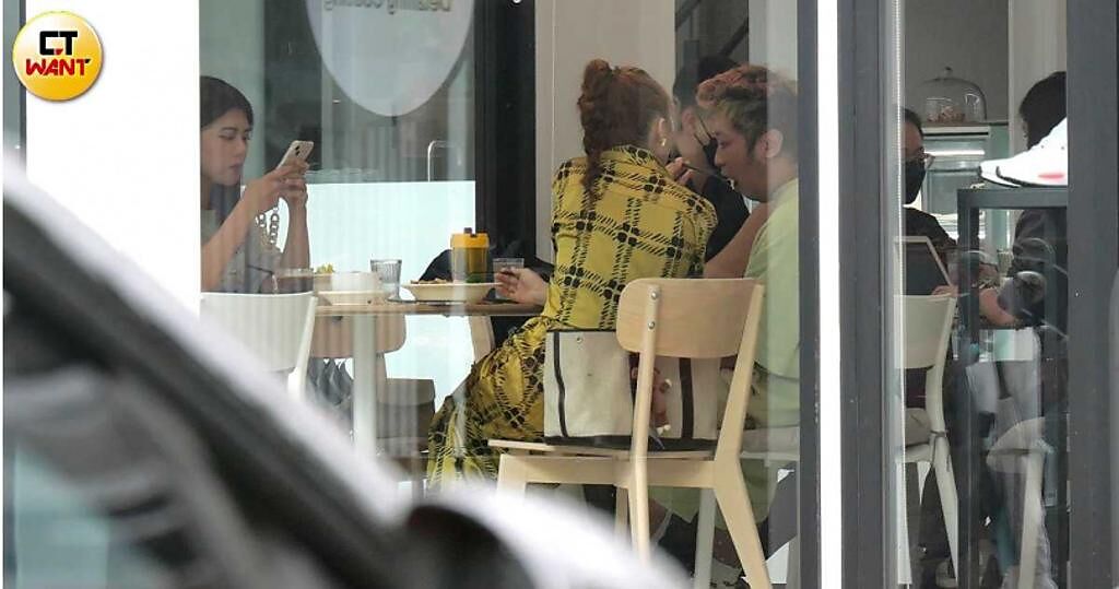納豆與依依相約共進午餐還上演甜蜜餵食秀，助理坐在對面滑手機看來很習慣這畫面。（圖／本刊攝影組）