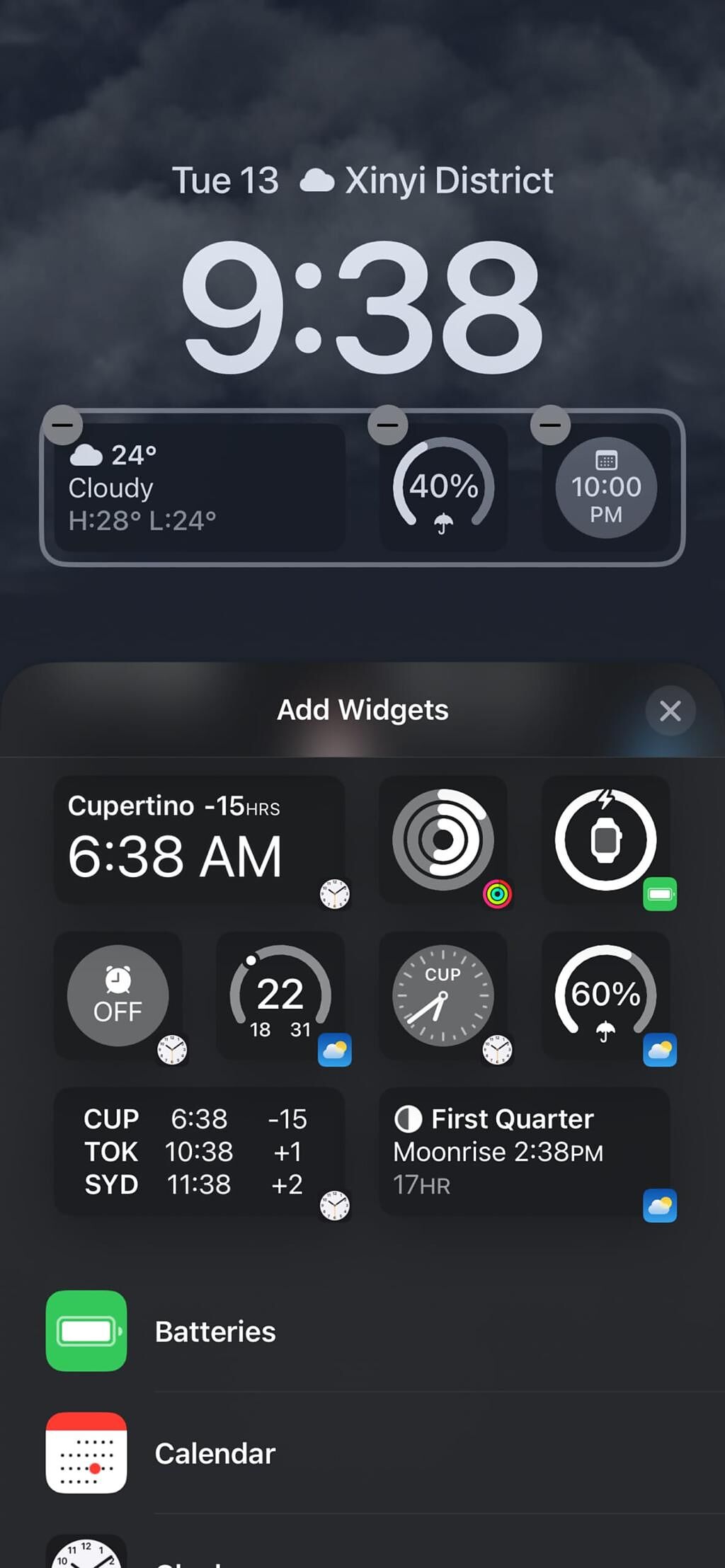 蘋果全新iOS 16的「鎖定畫面」加入新的小工具方便一覽行事曆、天氣等實用資訊。（翻攝手機畫面）