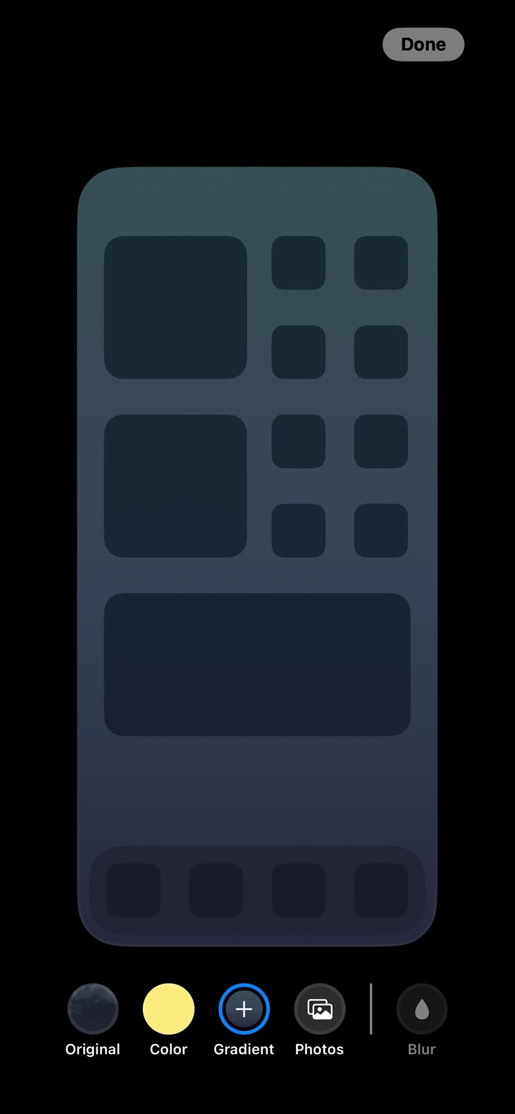 蘋果全新iOS 16的「鎖定畫面」能跟主畫面一起更換，也能選擇顏色、漸變或照片，甚至模糊背景功能。（翻攝手機畫面）