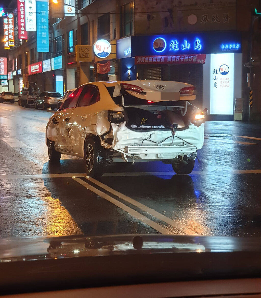 網友在宜蘭驚見一輛外觀嚴重毀損的白色轎車行駛在道路上。(翻攝臉書宜蘭知識+)