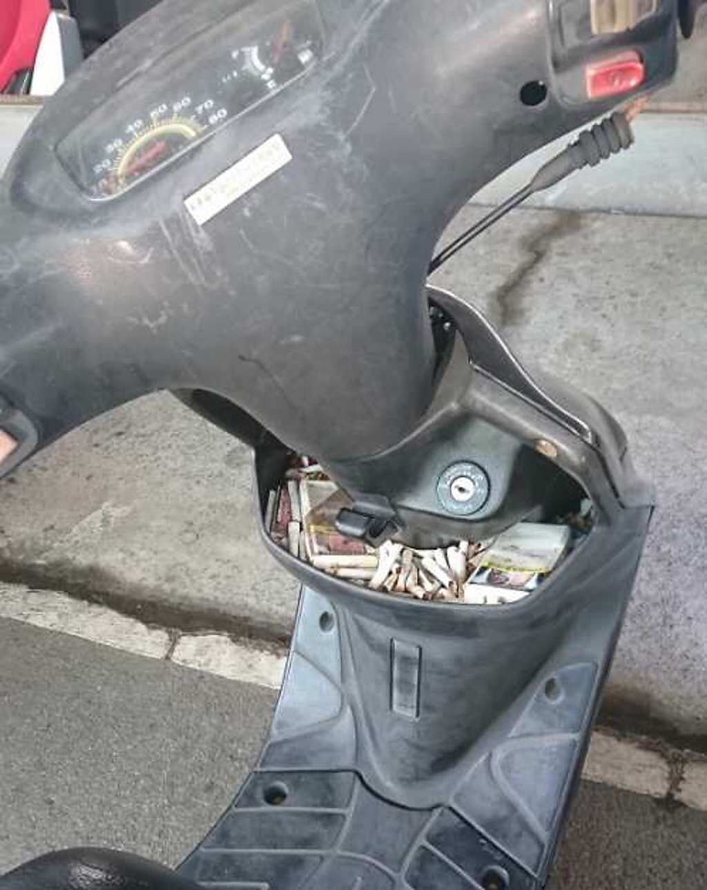 有網友發現一台機車的置物籃都是菸屁股。(翻攝自爆廢公社二館)

