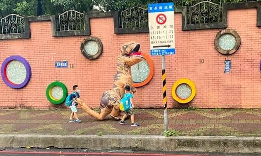 路上驚見真「恐龍家長」帶著2個小孩上學，逗趣照片引發網友大笑。(翻攝臉書路上觀察學院)