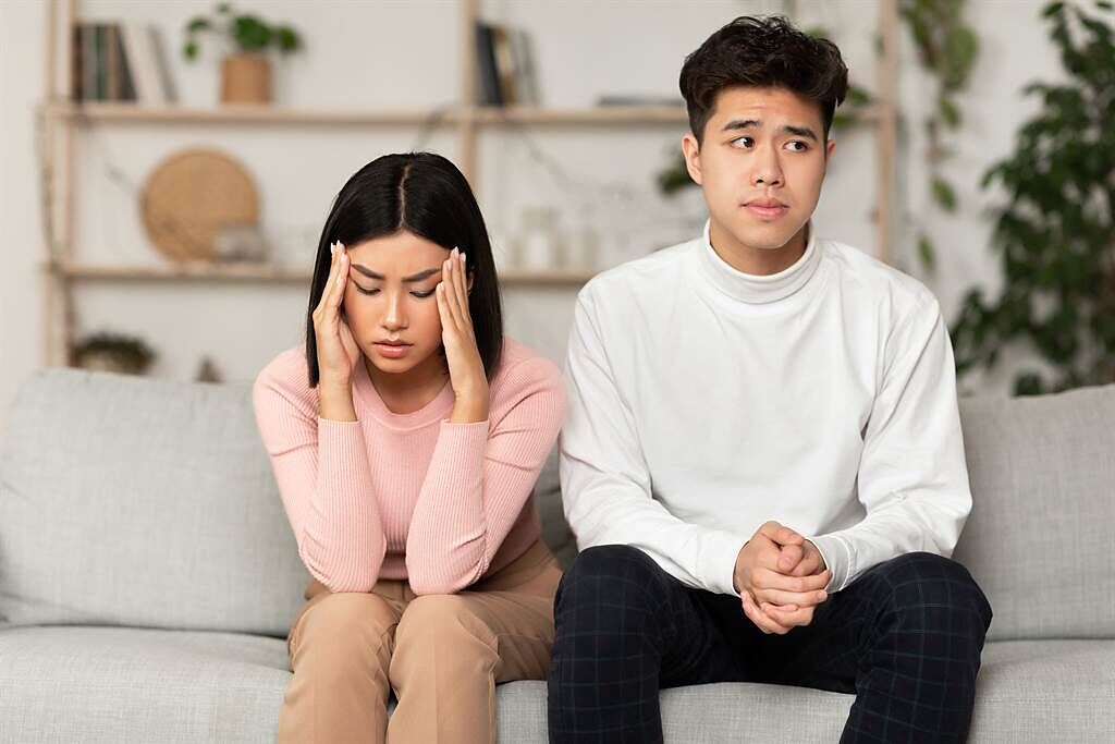 一名網友抱怨男友家庭關係太亂，讓她不知是否該結婚。（示意圖／Shutterstock）
