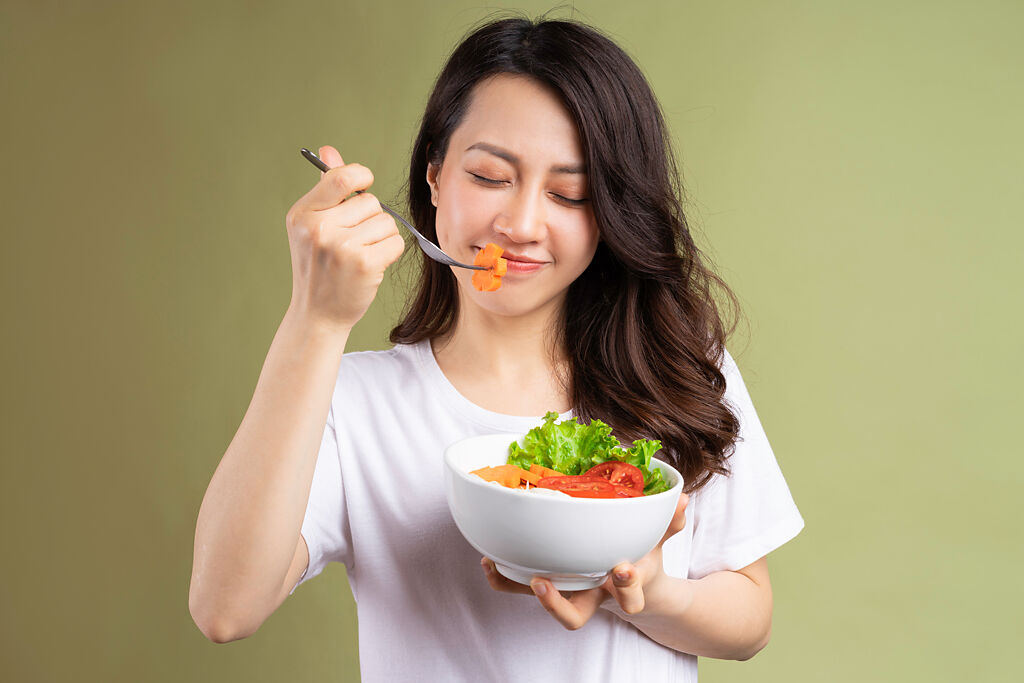 營養師表示，台灣民眾大都缺乏維生素D、維生素E、鈣質及膳食纖維，並分享個別營養素所需攝取建議量。(示意圖/達志影像)