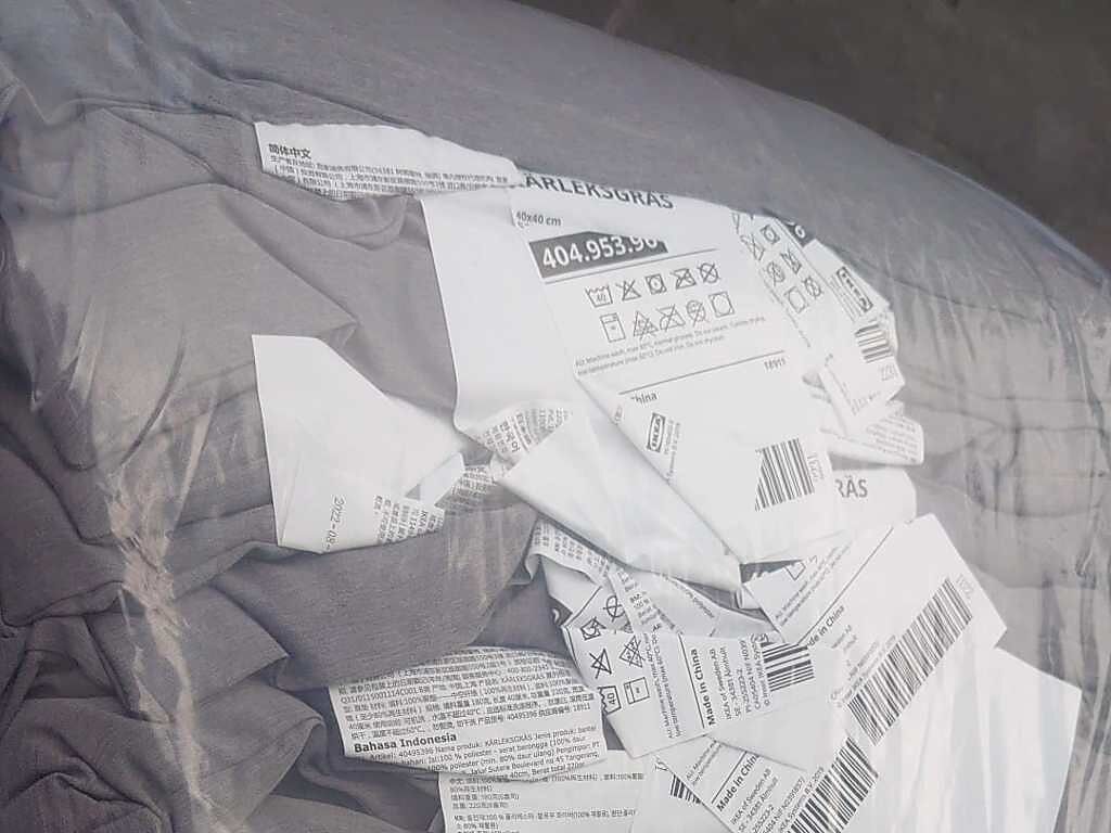 一名網友在IKEA買了16顆抱枕，因為沒帶大小章無法退換貨，認為有廣告不實之嫌。（翻攝自爆料公社臉書）