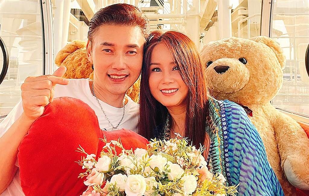 包偉銘和老婆劉依純搭乘摩天輪慶祝結婚紀念日。（翰森娛樂提供）