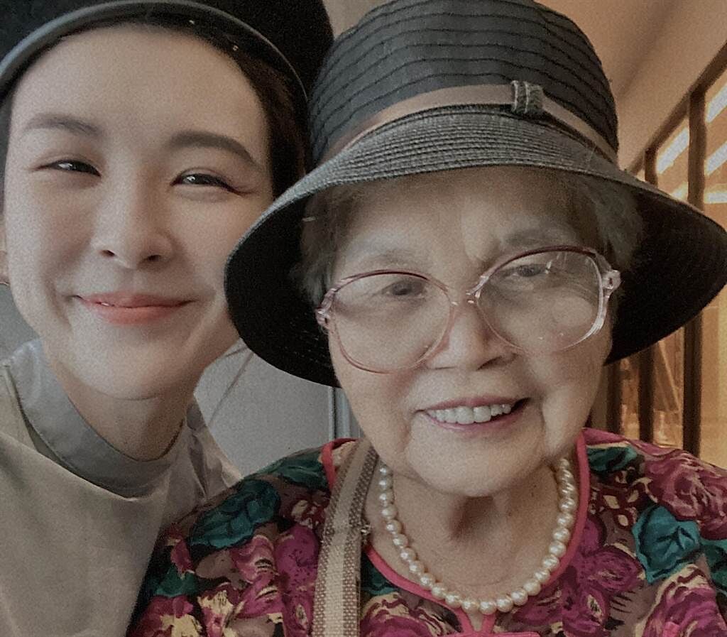 魏如昀（左）跟奶奶感情非常好。（POP Radio提供）