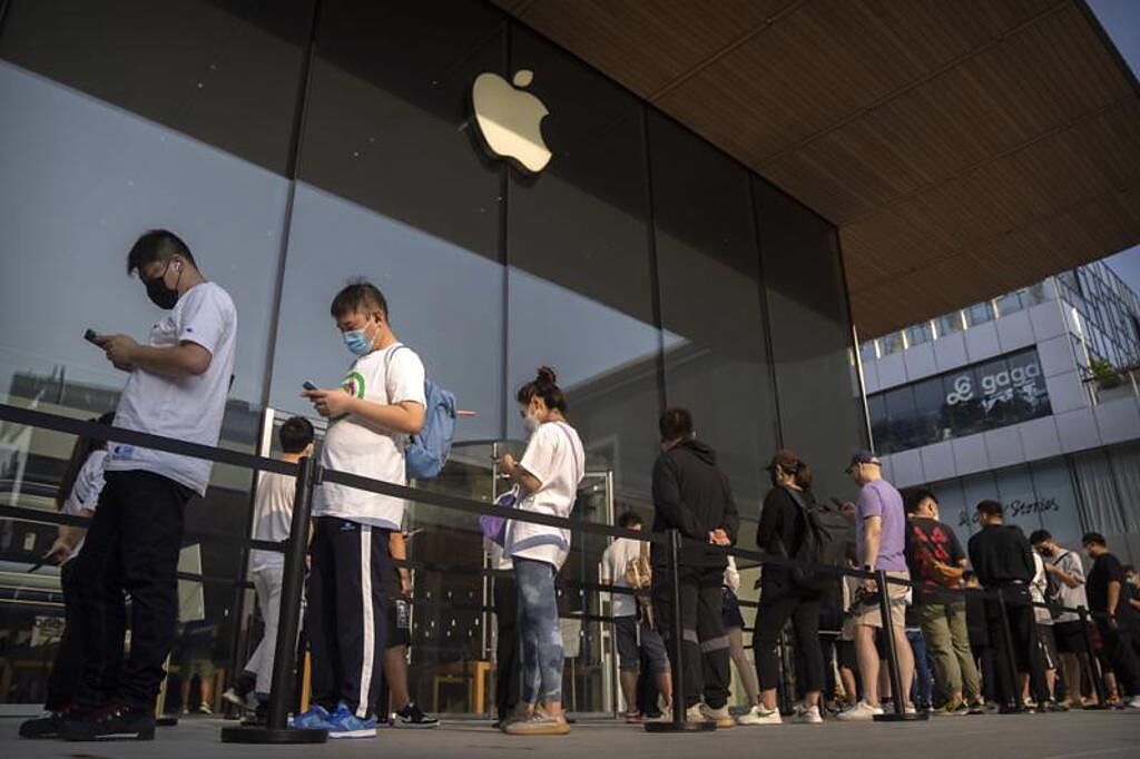 大陸蘋果直營店門外吸引不少民眾排隊買新iPhone 14系列。(美聯社照片)