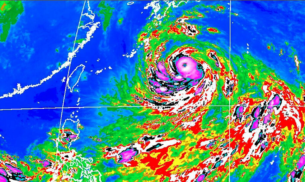 今（16）日下午第14號颱風南瑪都升級為中度颱風，暴風半徑擴大為220公里。（圖／擷取自氣象局官網）