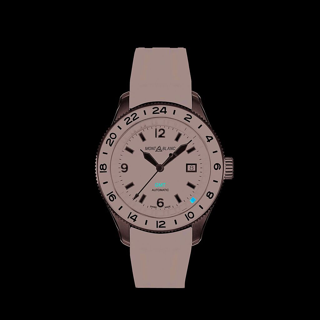 萬寶龍1858系列GMT日期顯示自動腕表，橡膠表帶款，11萬2400元。（Montblanc提供）