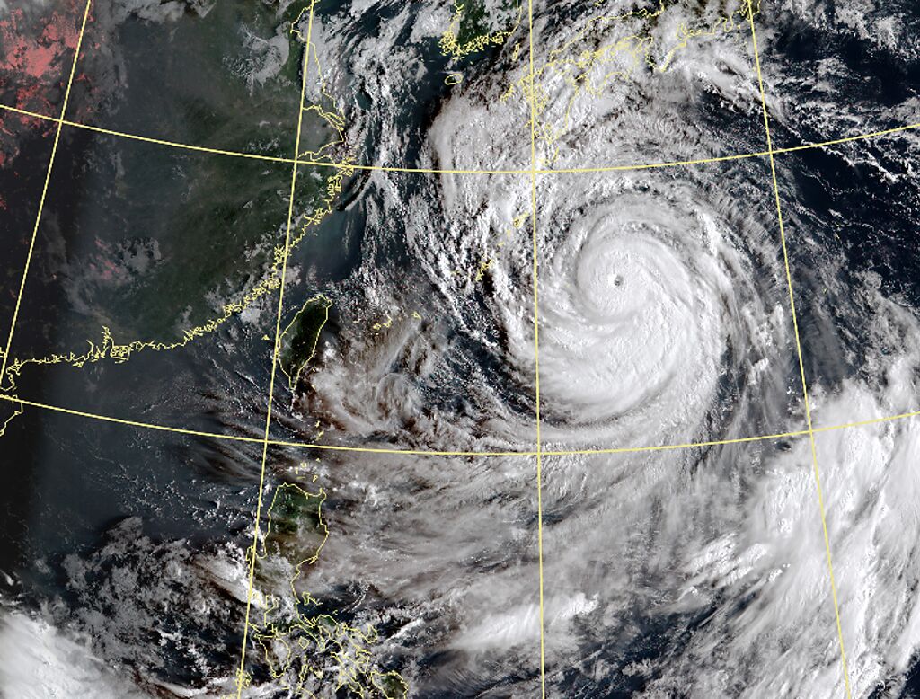 南瑪都轉強颱，外圍環流周末起影響北台灣。（中央氣象局提供）