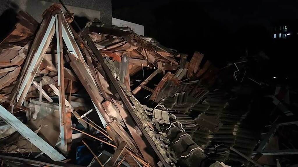 昨晚台東關山強震，台東市區1間80年的日式建築轟然倒塌，所幸屋內無人居住。（資料照 蔡旻妤攝）