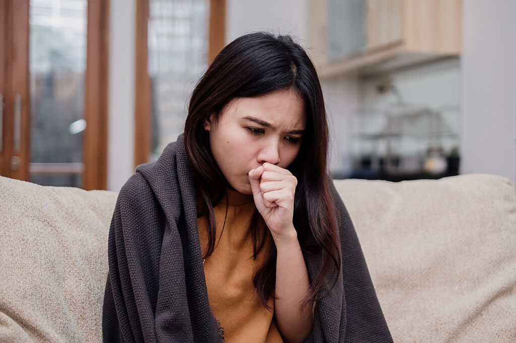 中醫師詹景琦指出咳嗽主要有4種類型，分別是鼻涕倒流型、胃酸逆流型、支氣管刺激型和肺炎肺癌型。(示意圖/達志影像)