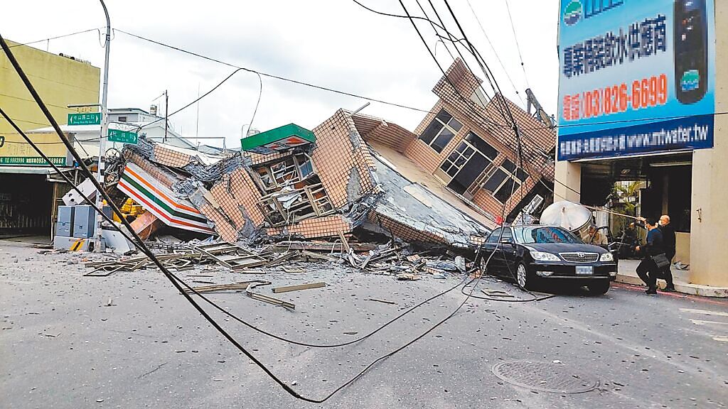 台東18日下午2點44分發生規模6.8強震，花蓮縣玉里鎮一棟3層樓房應聲倒塌，受困的39歲葉姓婦人下午5時43分被消防隊員從破碎瓦片中救出，幸無生命危險。（羅亦晽攝）