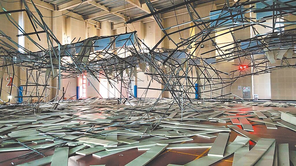 桃園市八德國民運動中心在18日下午發生地震時，5樓羽球館天花板突然倒塌，事故原因仍須釐清。（賴佑維攝）