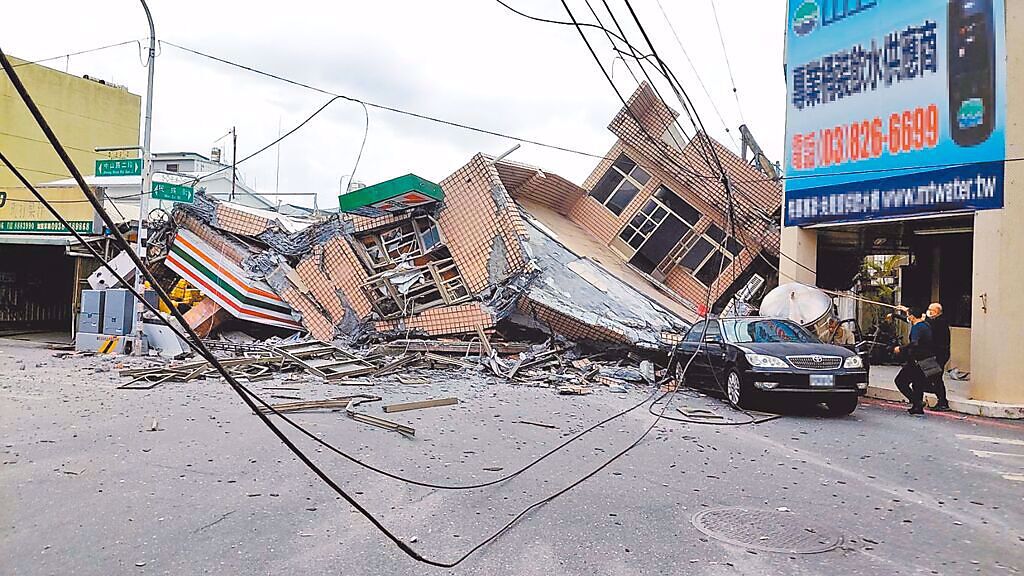 連3天地震不斷，讓民眾人心惶惶。圖為花蓮玉里一棟3層樓民宅被強震震垮。（圖／羅亦晽攝）