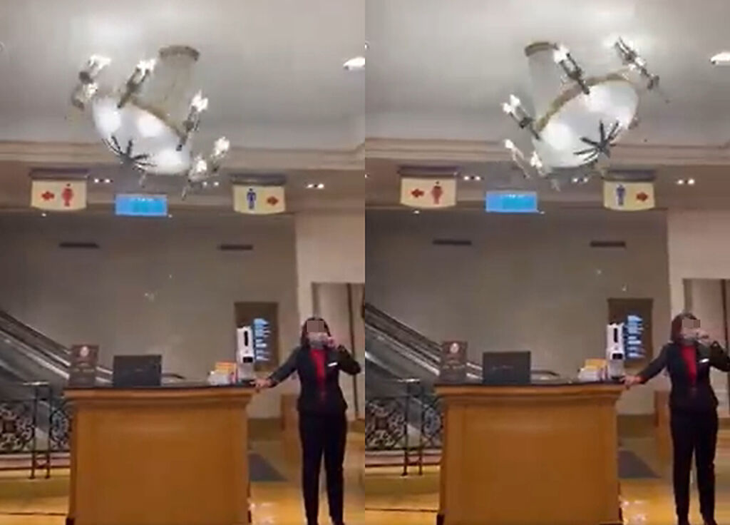 網友拍下飯店內水晶吊燈「狂搖晃旋轉」，1名女服務人員竟還站在下方引導客人，不禁讓人捏一把冷汗。（翻攝自臉書爆料公社）