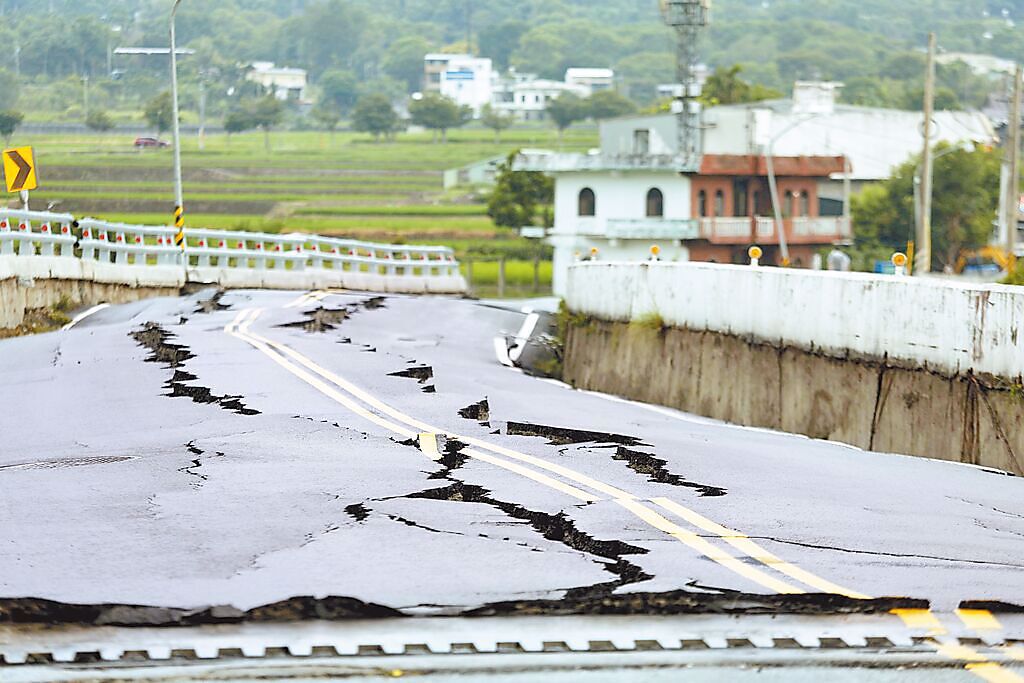 台東6.8強震，位於花蓮的高寮大橋受創嚴重，柏油路面滿目瘡痍。（杜宜諳攝）
