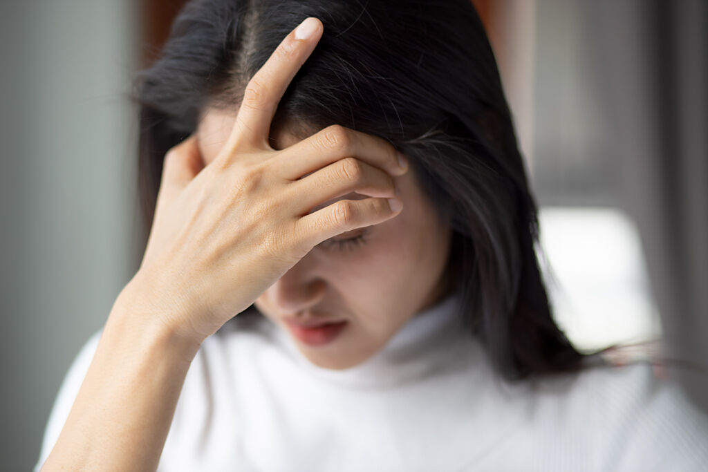 頭痛讓人困擾，不免有急於想解決的期待。(示意圖 / Shutterstock )