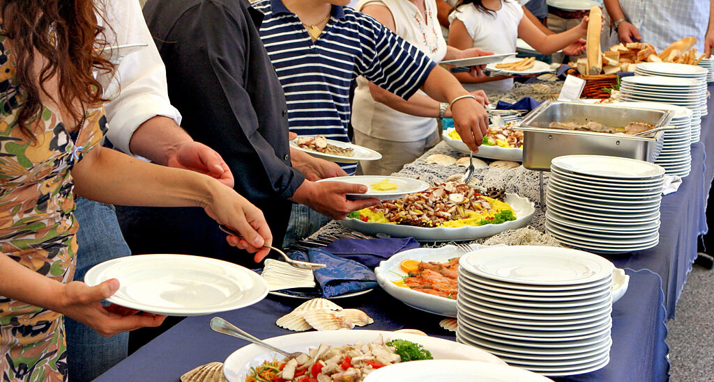 一般人到吃到飽餐廳享受大餐時，不免想好好犒賞自己。(示意圖/ Shutterstock )