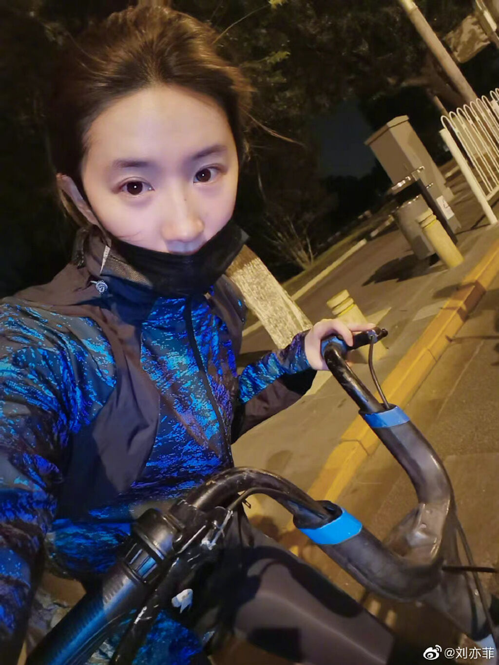 劉亦菲分享騎車的運動照。（圖／微博＠劉亦菲）