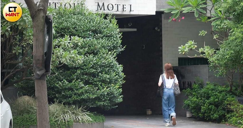 本月15日楊雅筑前往位於新莊的汽車旅館拍戲。（圖／本刊攝影組）