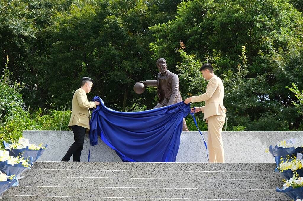 毛加恩與 James Lu共同為高以翔紀念銅像揭幕。（傑星傳播提供）