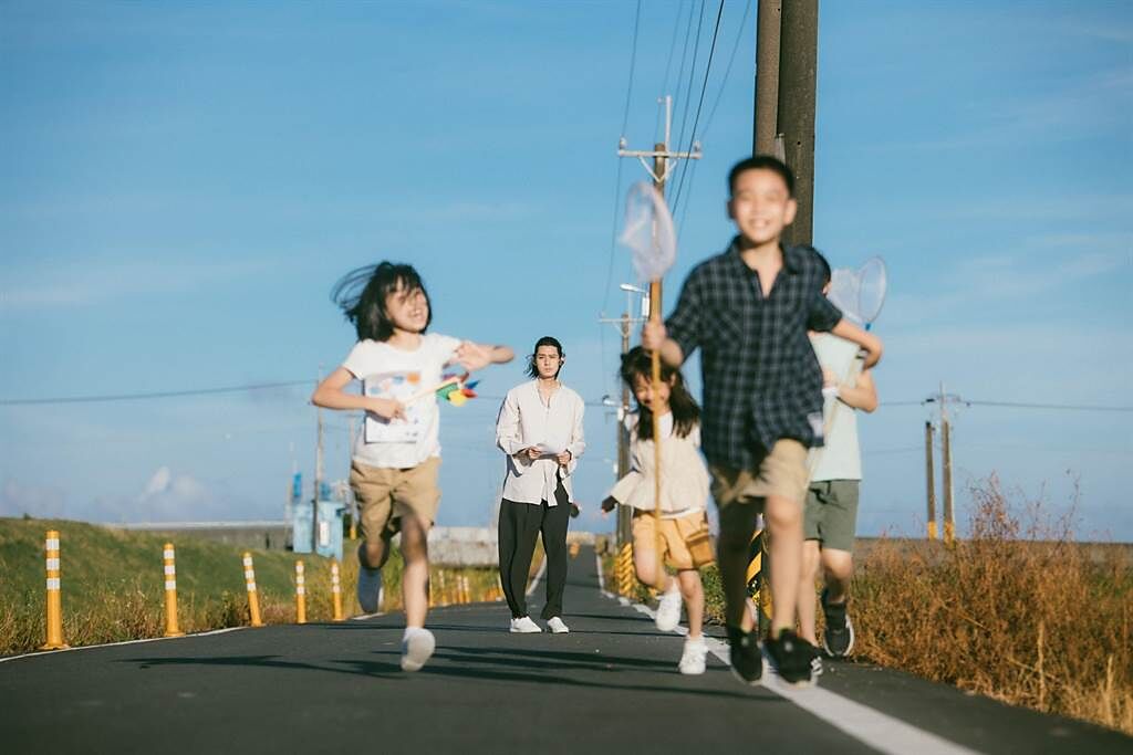 李玉璽今公開最新主打歌曲〈Summer Fades Away〉MV。（老鷹音樂提供）