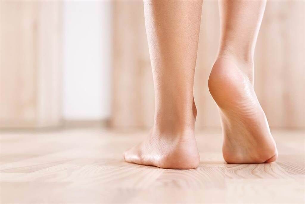 民眾足底若出現慢性疼痛，要留意是否為足底筋膜炎。( 示意圖/ Shutterstock )