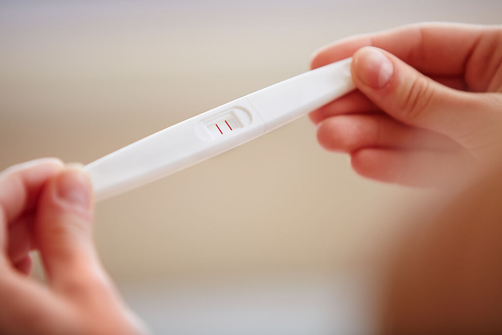 一名男網友驗孕後驚見陽性反應，許多人警告可能是罹患睪丸癌。（示意圖，達志影像）