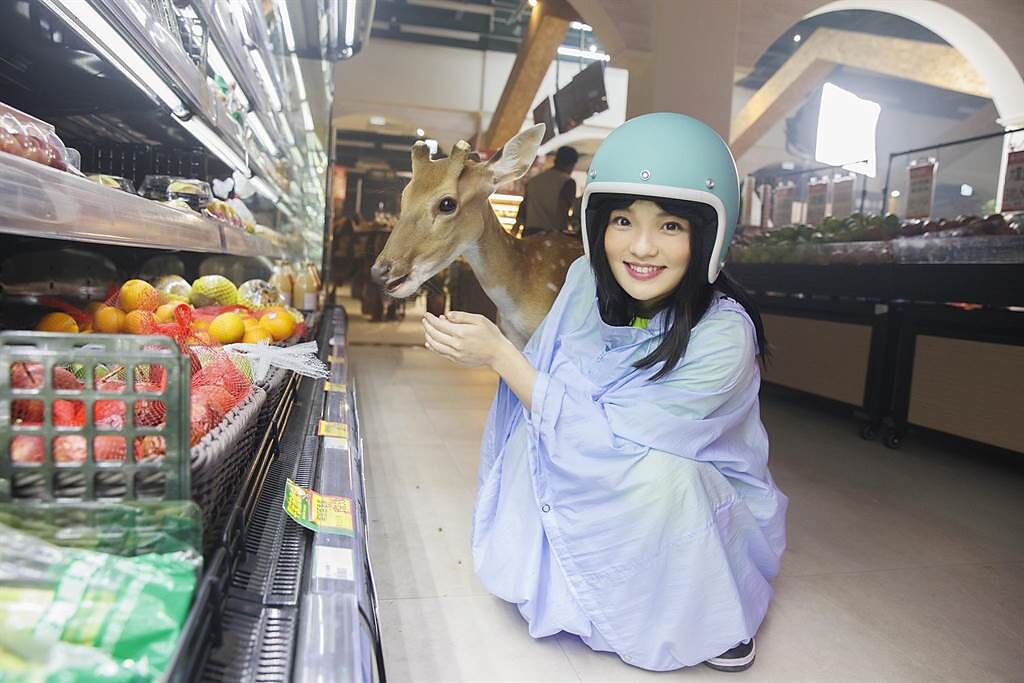 徐佳瑩在新歌MV中，在超市遇到梅花鹿。（亞神音樂提供）