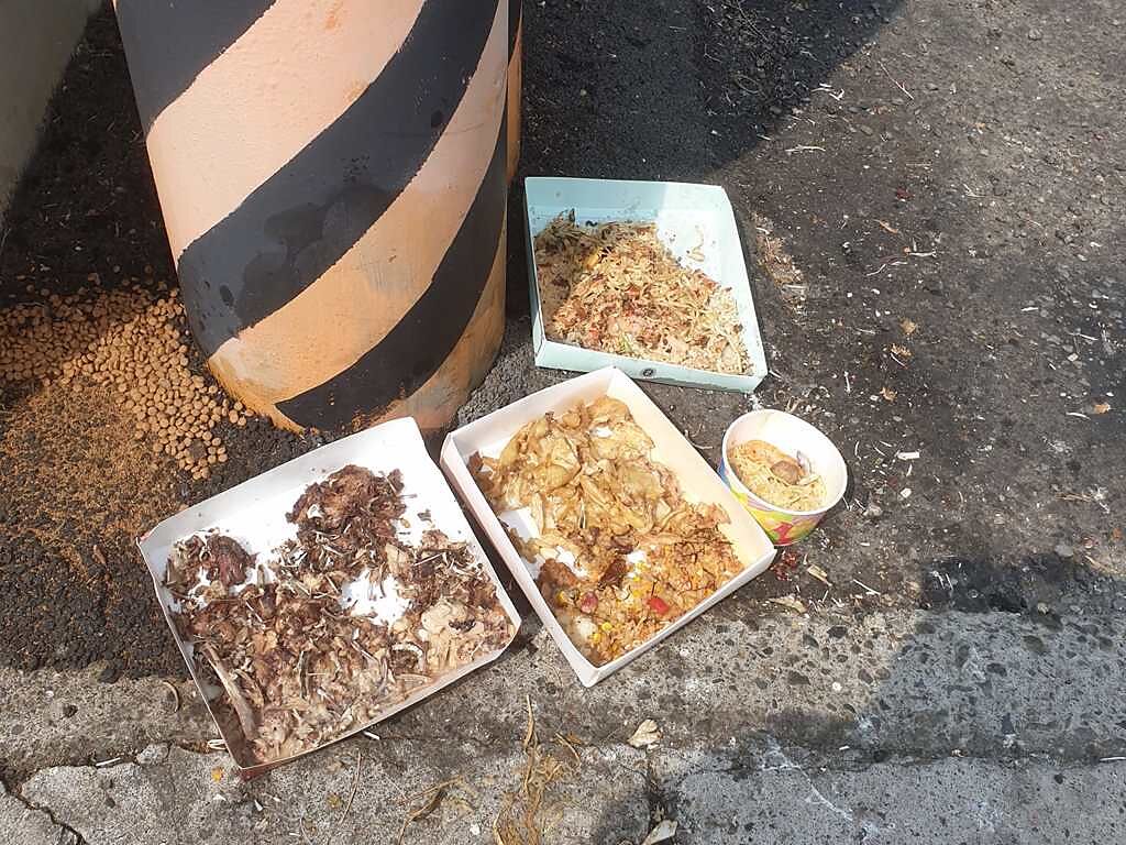 一名網友分享愛貓狗人士在社區餵食廚餘後的垃圾。（翻攝自爆廢公社臉書）