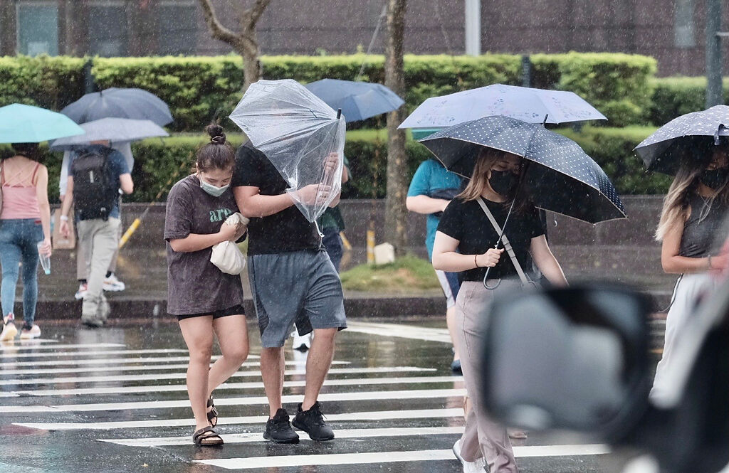 氣象局表示，周六熱帶性低氣壓最靠近台灣時，受到環流水氣影響，北部要慎防大雨。（示意圖／郭吉銓攝）


