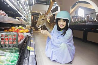 徐佳瑩變身小飛俠騎單車 超市巧遇梅花鹿大呼可愛