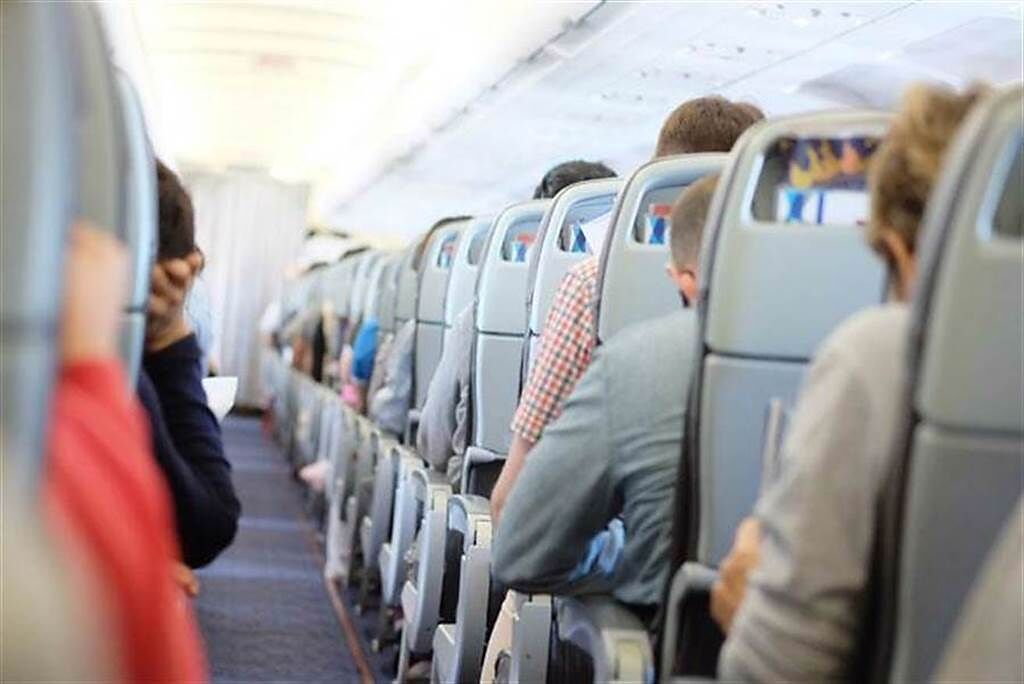 英國一名T罩杯女模搭機時，因胸部太大影響到其他乘客，被要求坐空服椅，讓她直呼很委屈。(示意圖/達志影像)
