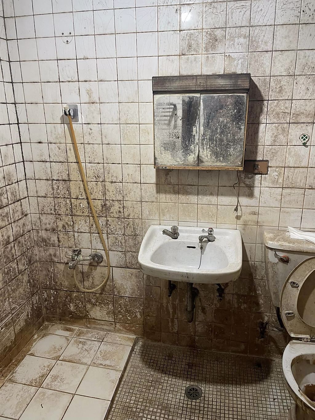 恐怖浴室充滿黴菌，必須拆除重建。（翻攝爆廢公社公開版）