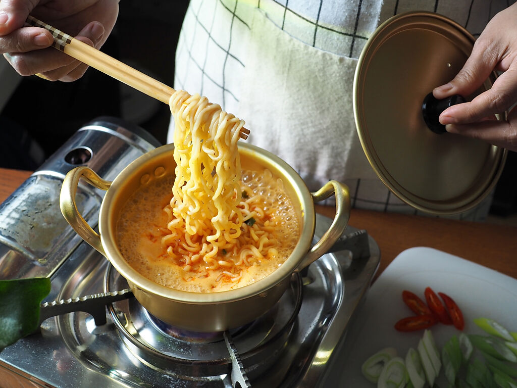 在家如何煮出「網咖味泡麵？」，網曝這一關鍵很重要。（示意圖／Shutterstock）