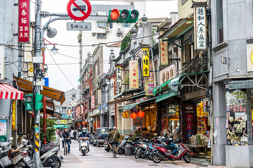 台灣有許多公寓式住宅，不少人都遇過住一樓的民眾強行佔據騎樓或門前空間。（街景示意圖／Shutterstock）