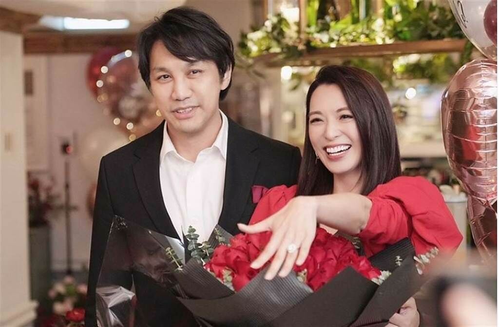 陳煒的醫師男友陳國強，送上99朵玫瑰和豪華大鑽戒求婚。(圖/陳煒 IG)