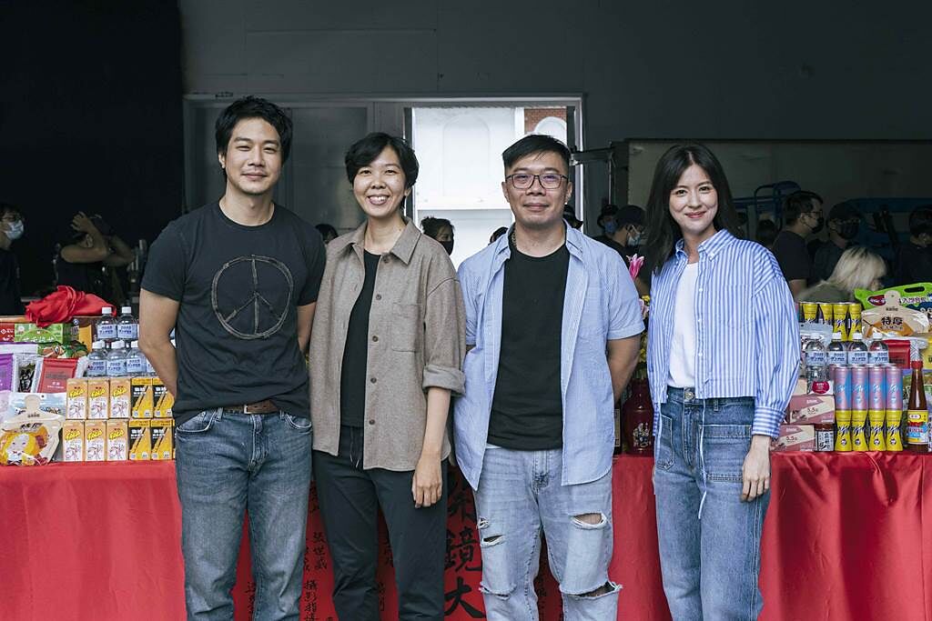 薛仕凌（左）、導演梁秀紅、導演吳旻炫、林予晞出席影集《死了一個娛樂女記者之後》開鏡儀式。（鏡文學提供）