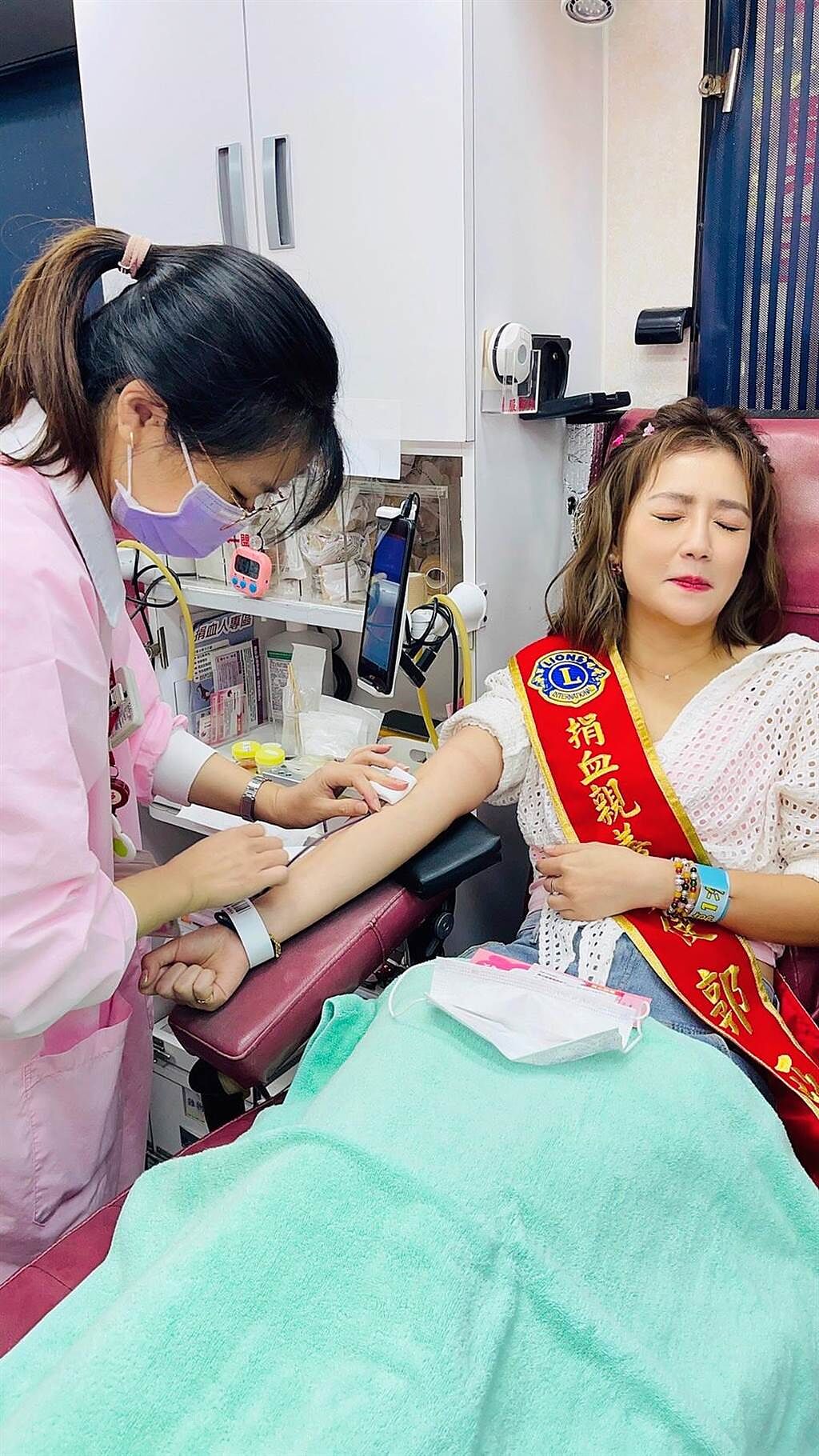 郭亞棠獻出第一次捐血。（民視提供）