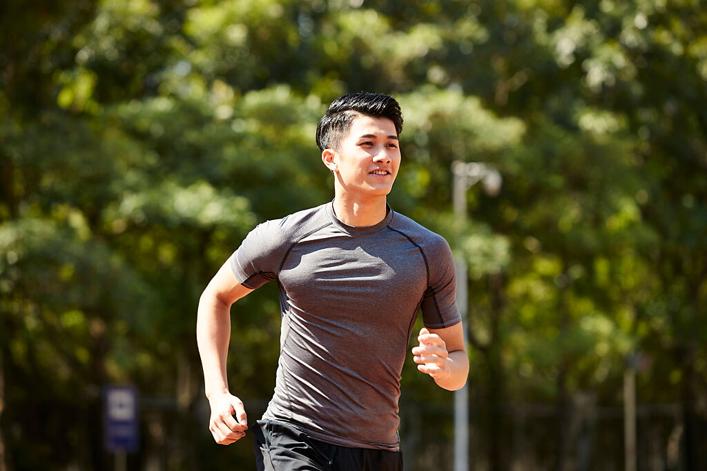 許多人都有跑步沒多久後就開始肚子痛的經驗。(示意圖/ Shutterstock )
