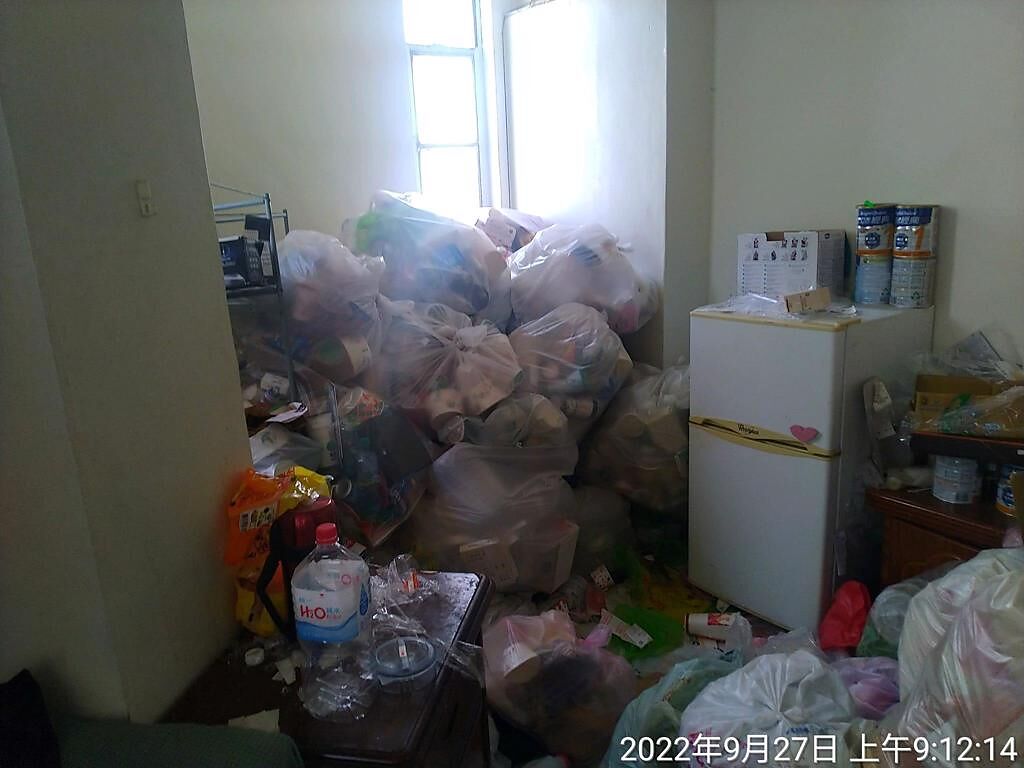 房客租屋2年，合約到期竟留下滿屋子的垃圾。（圖／翻攝自爆料公社）