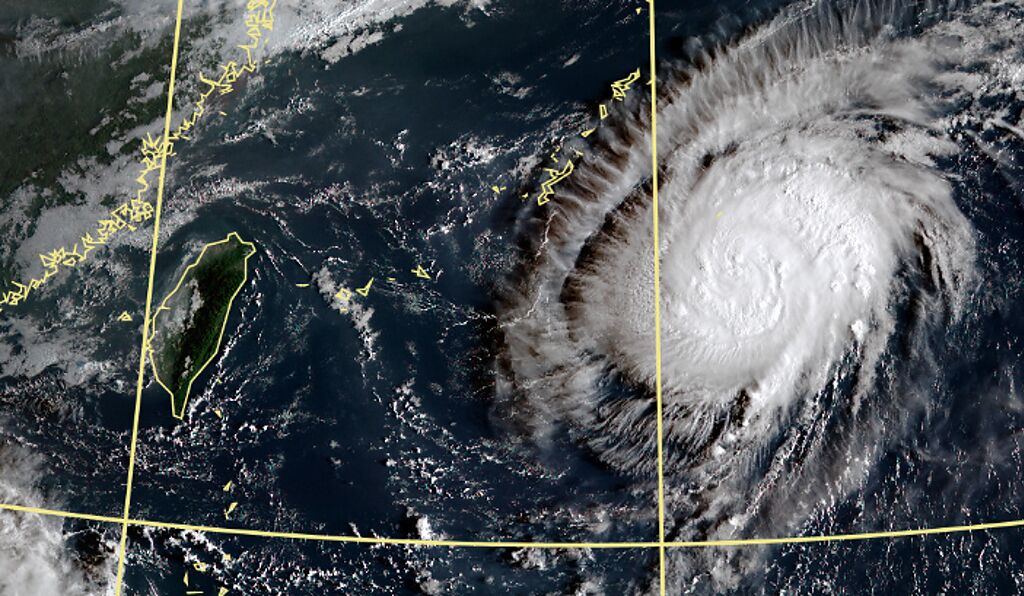 洛克颱風雖在台灣附近，未來將遠離，無影響。（中央氣象局提供）