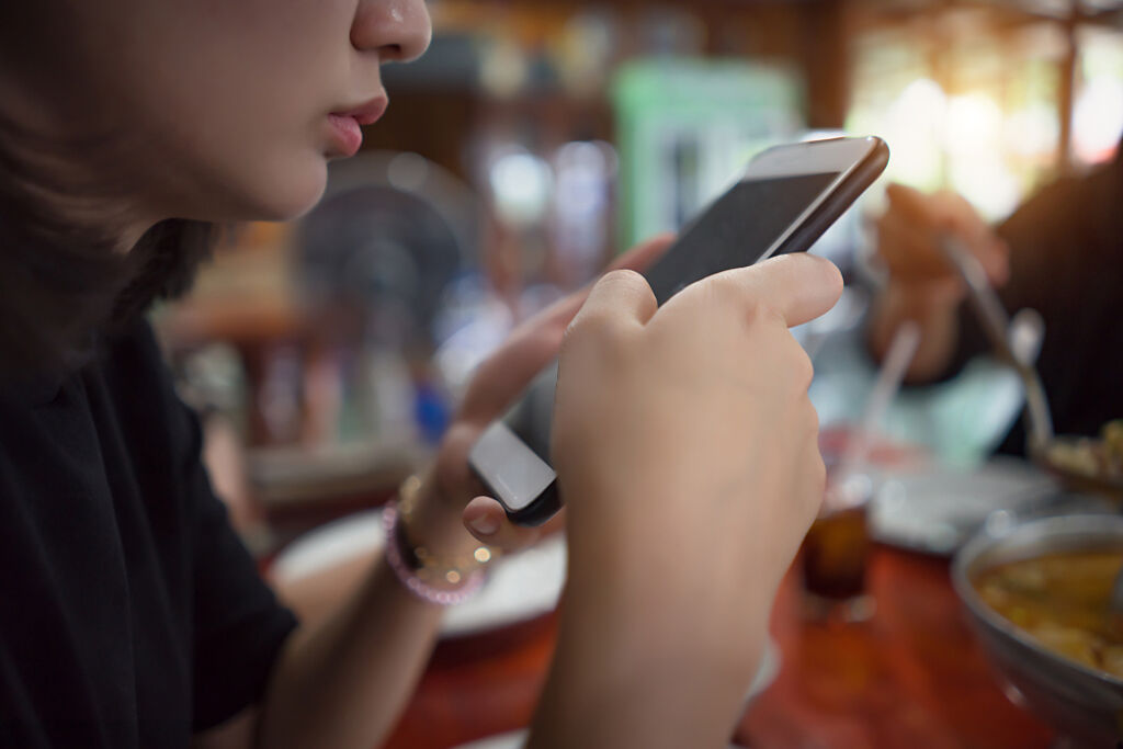隨著網路與手機普及，現代人多靠傳訊息、回訊息來聯絡感情。（示意圖／Shutterstock）