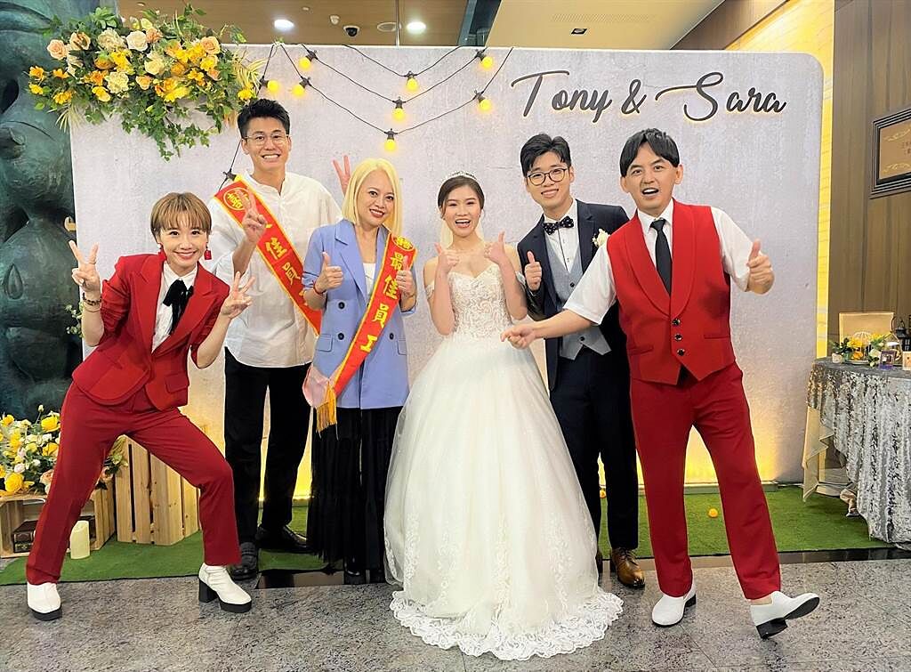 Lulu（左起）、風田、戴愛玲、新人、黃子佼開心錄《婚禮歌手》最後一集。（東森綜合台提供）